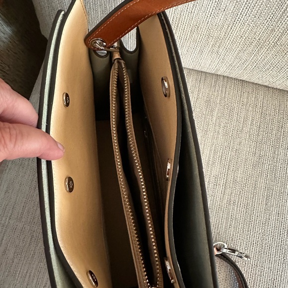 TORY BURCH Elegant Crocodile-Embossed Handbag - Picture 3 of 7